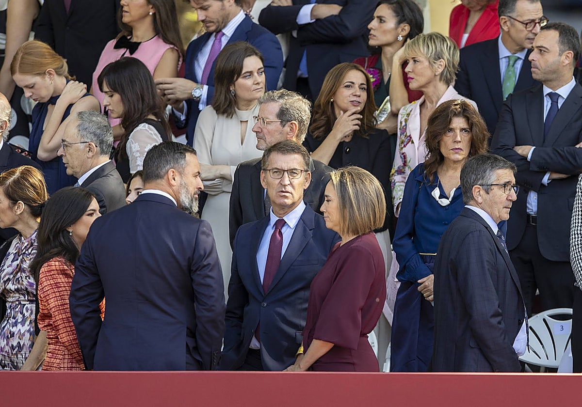 Abascal habla con los populares Feijóo y Gamarra, cerca del socialista López, en la Fiesta Nacional