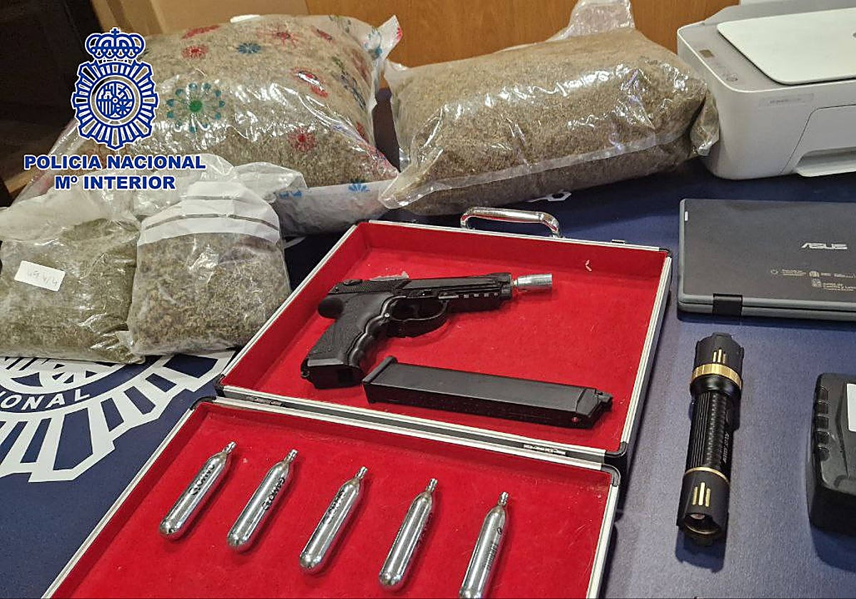 Las armas, droga y otros elementos incautados en el registro al grupo criminal