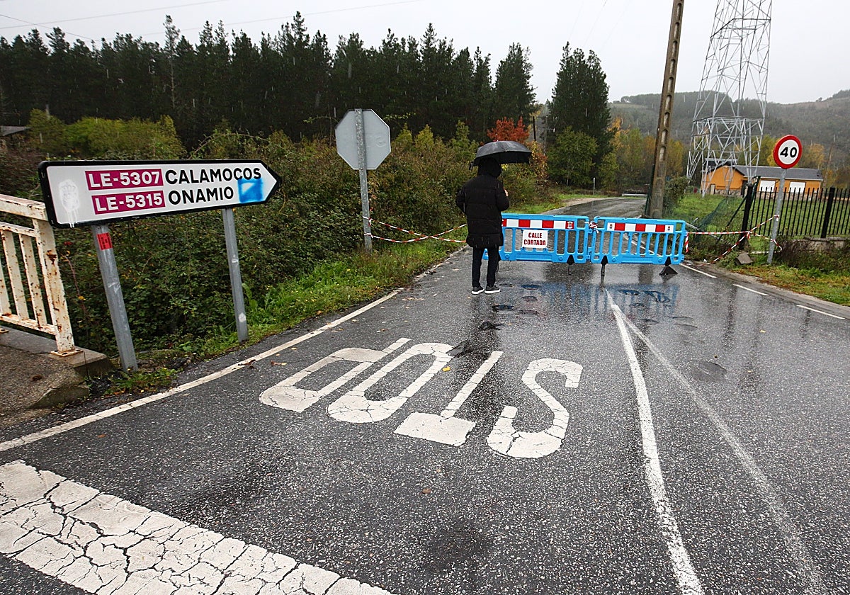 La carretera de acceso a Onamio (León) cortada por el desbordamiento del río Meruelo