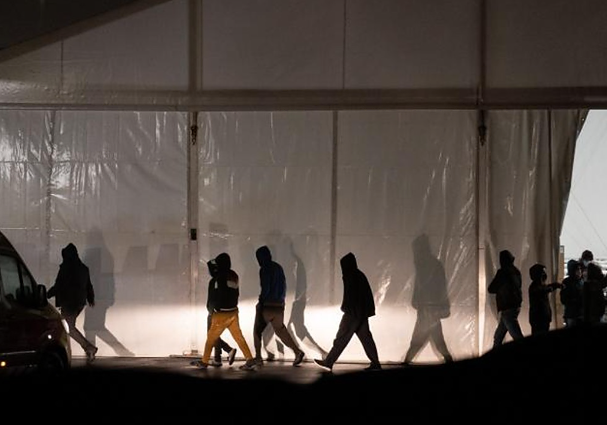 Inmigrantes en el campamento de Las Raíces, en Tenerife