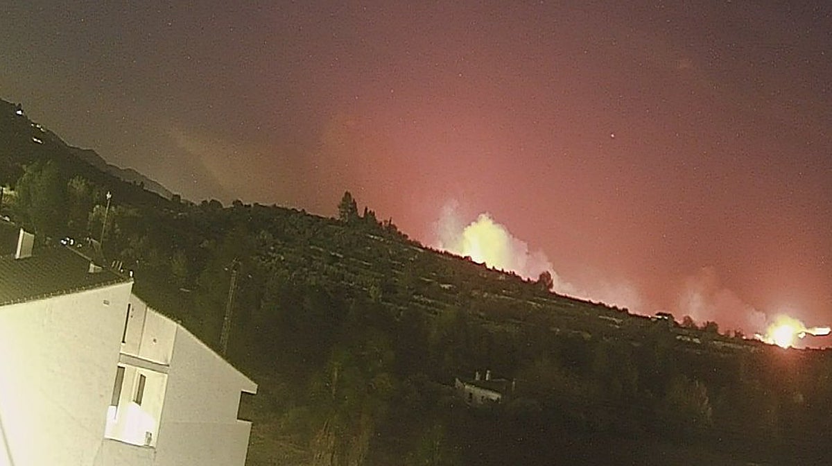 El incendio visto desde el municipio de Quatretonda, esta noche.