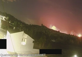 Las imágenes de las llamas de gran altura en el incendio que ha obligado a evacuar varios pueblos en Valencia