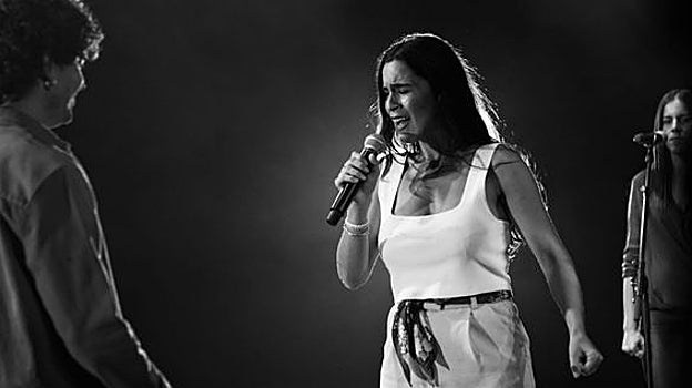 Laura Marchal cantando durante uno de sus espectáculos