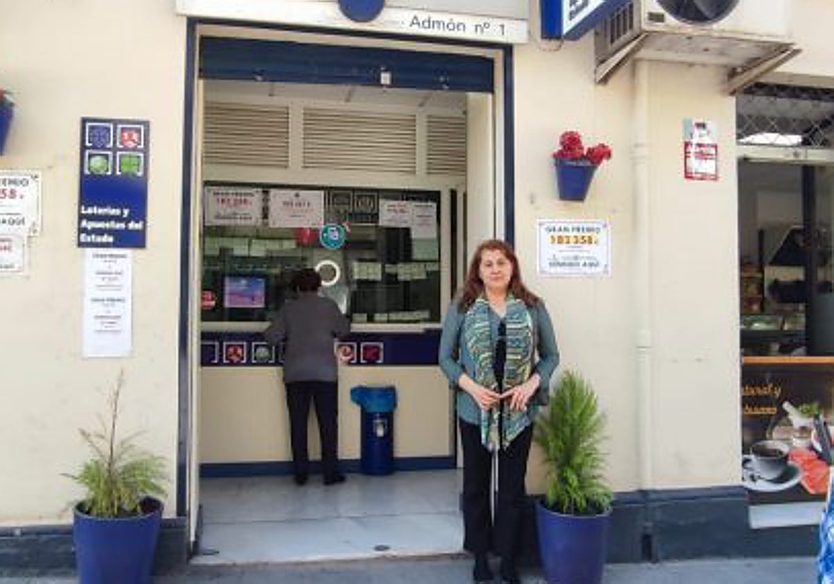 La gerente de la administración de lotería 1 de Baena en la puerta del local