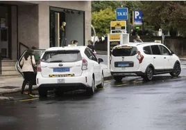 El caos de los taxis en Santiago, la guinda del deficiente transporte público de la capital gallega