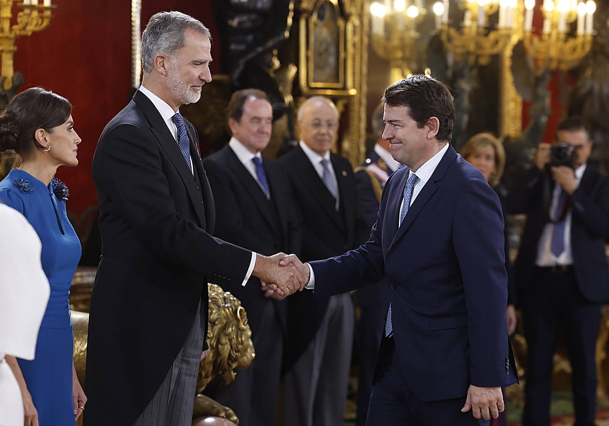 Alfonso Fernández Mañueco, presidente de Castilla y León, saluda al rey Felipe en la jura de la Constitución de la princesa Leonor