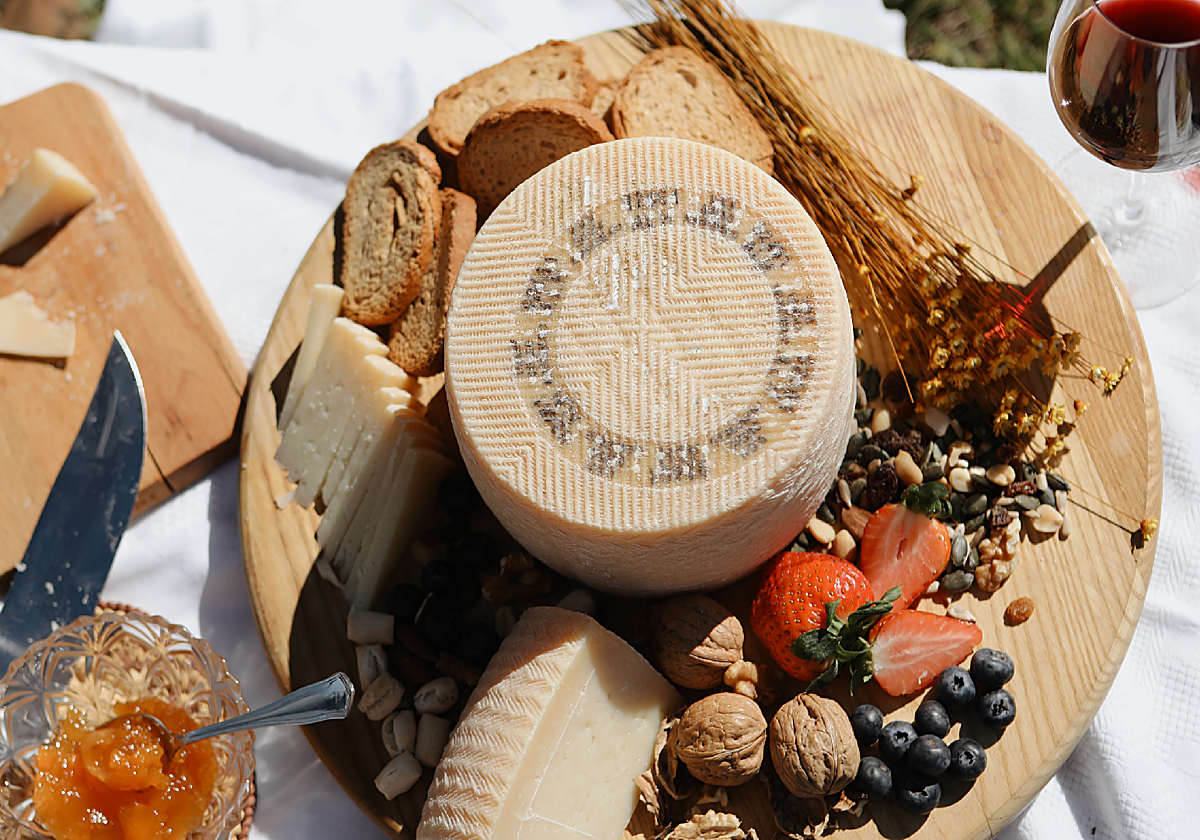 Queso manchego 'Medialuna' curado, elaborado por Dehesa Ardales en Los Yébenes (Toledo)