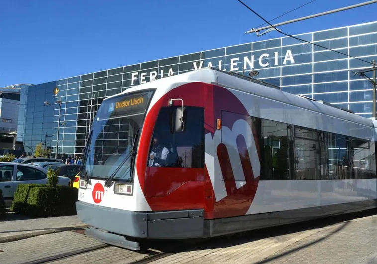 Imagen de un tranvía de Metrovalencia pasando por Feria Valencia