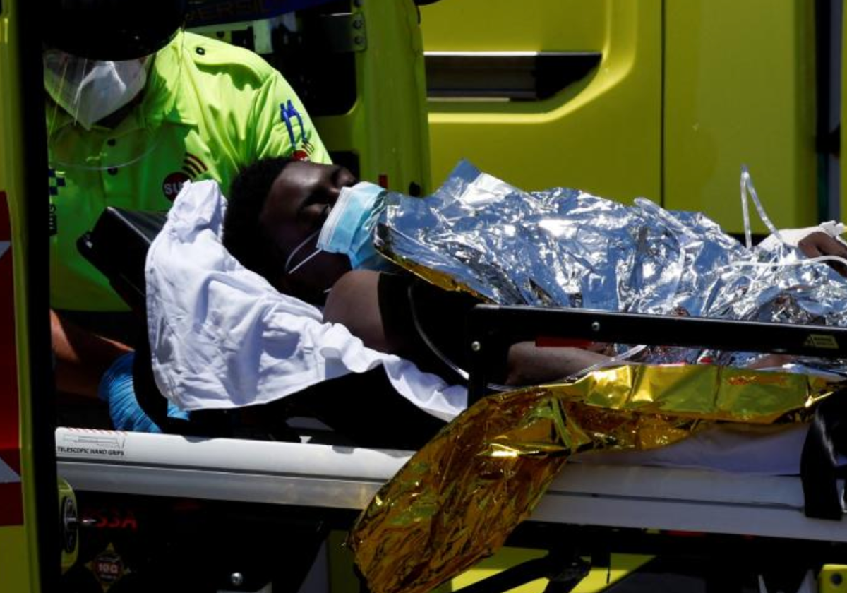 Los servicios sanitarios atienden a un migrante rescatado en Gran Canaria en julio de 2022