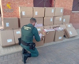 Interceptan una furgoneta en la A-4 con 14.980 cajetillas de tabaco de contrabando