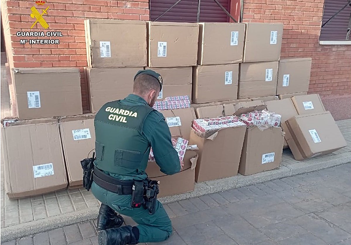 Interceptan una furgoneta en la A-4 con 14.980 cajetillas de tabaco de contrabando