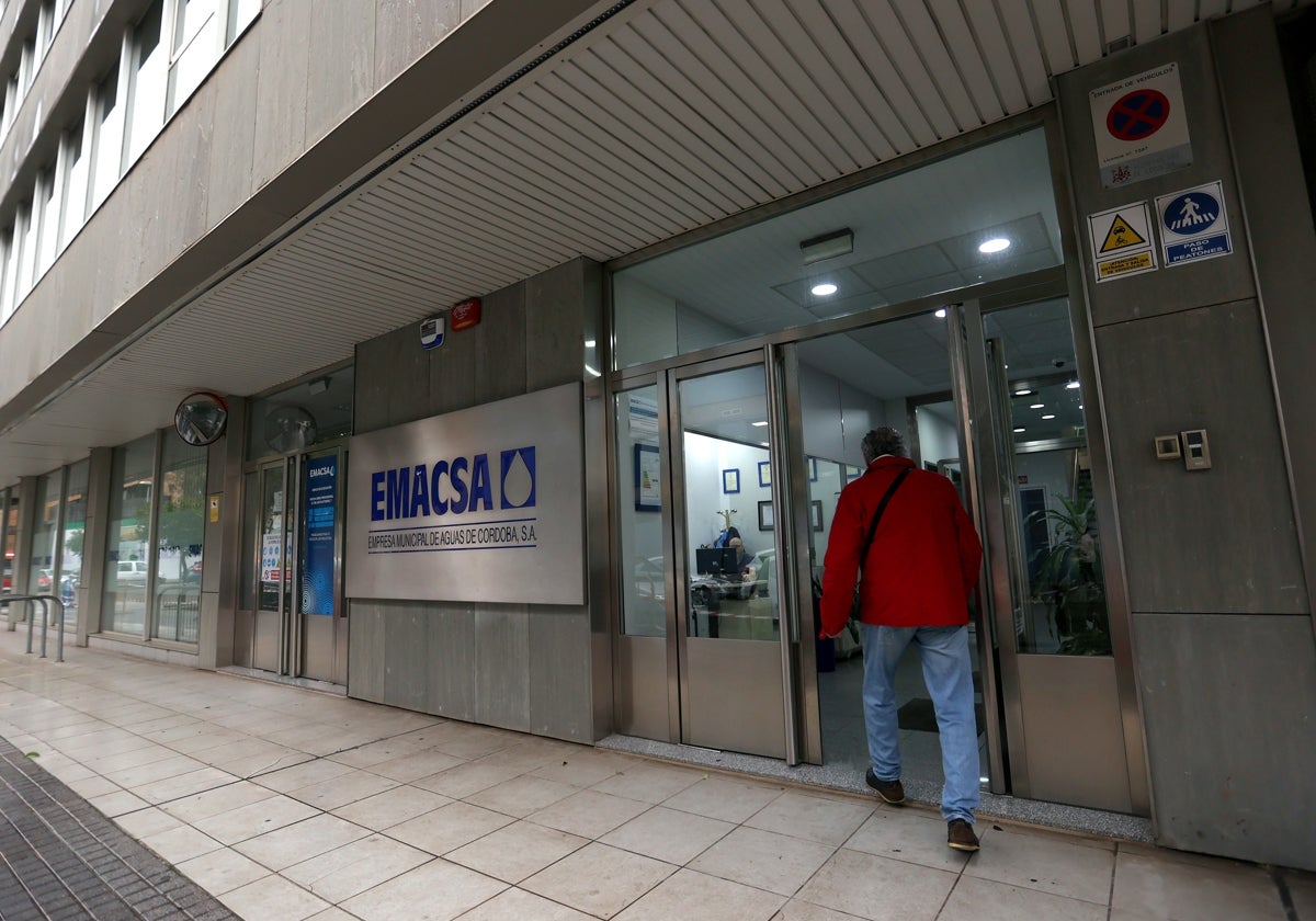 Un ciudadano entra esta semana en la oficina de Emacsa en Córdoba