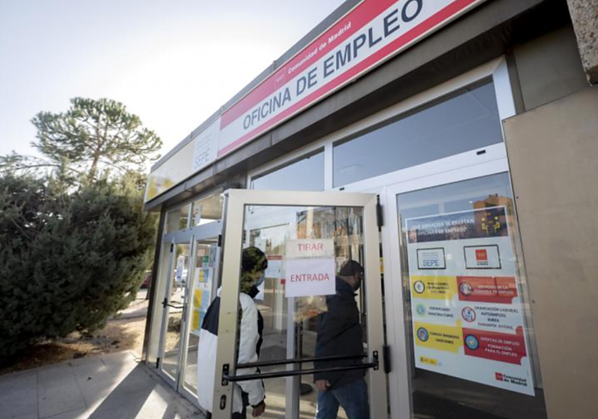 Dos personas entran en la Oficina de Empleo de Moratalaz, a 27 de enero de 2022, en Moratalaz, Madrid