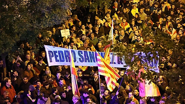 La concentración en Ferraz contra Pedro Sánchez, en imágenes