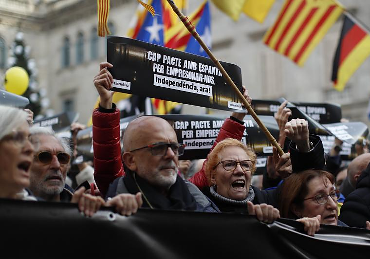 Manifestación independentista el Día de la Constitución de 2022 en la plaza de San Jaime de Barcelona