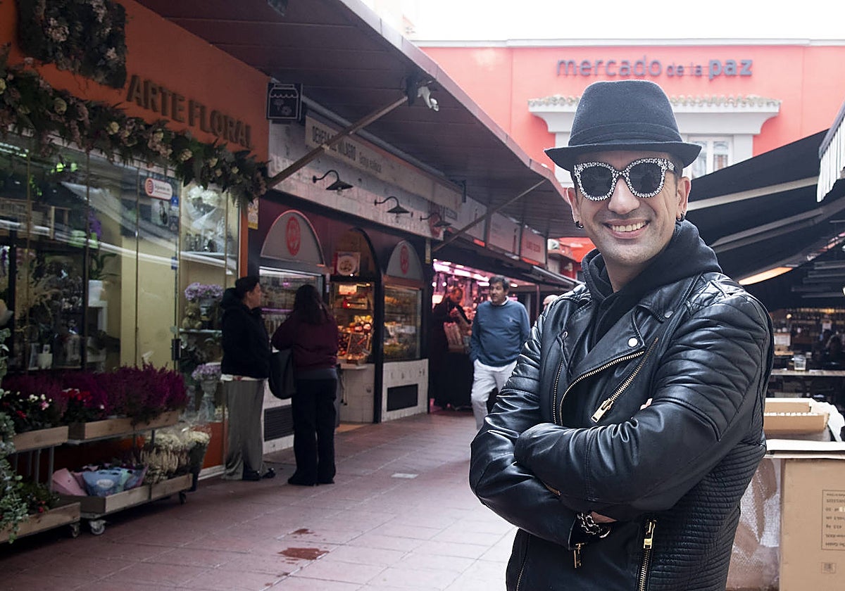El actor en la entrada del mercado de La Paz, en el barrio de Salamanca