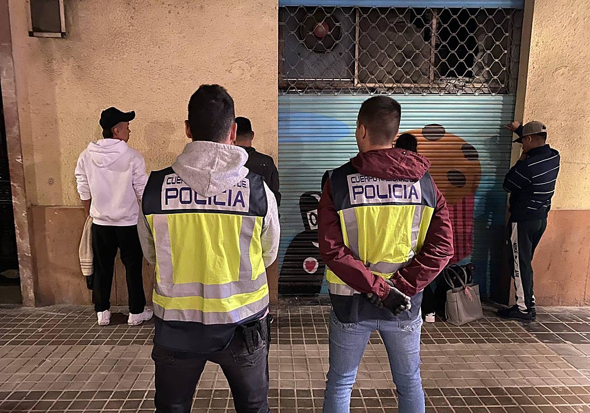 Imagen del dispositivo llevado a cabo en el barrio de Orriols por la Policía Nacional
