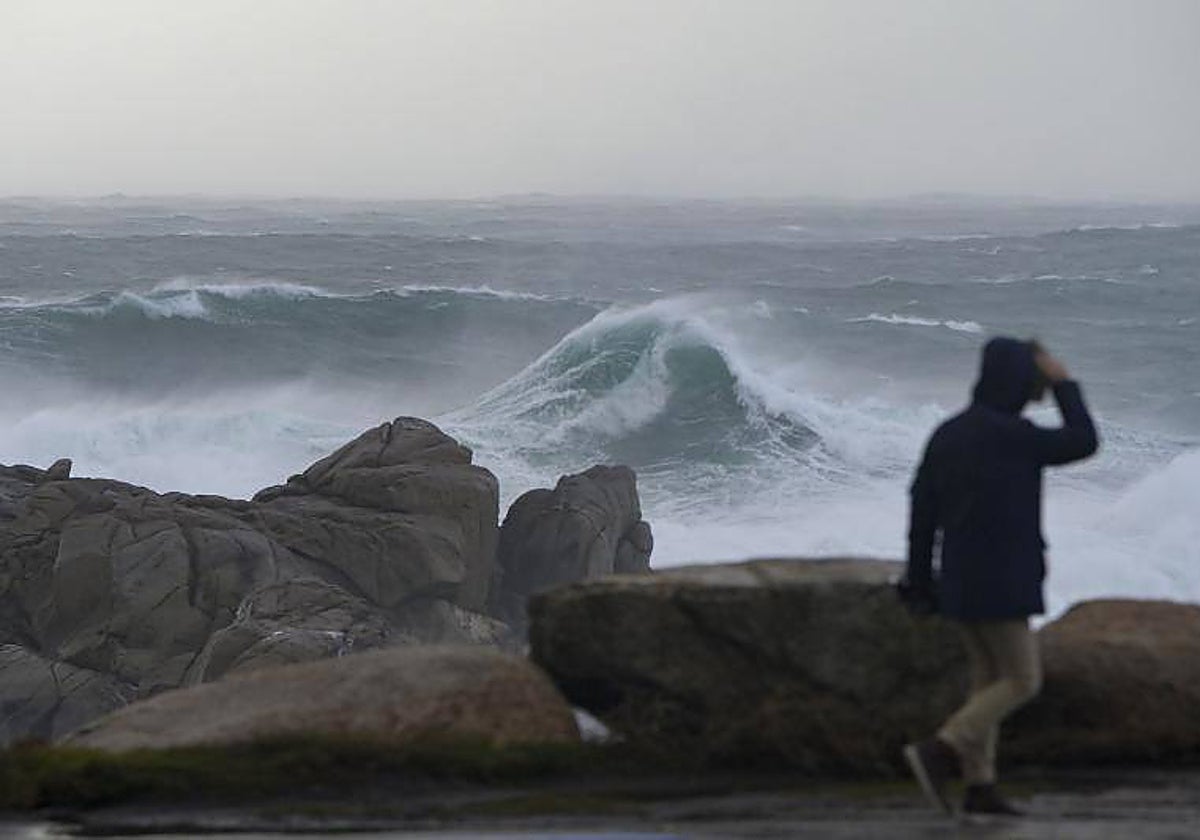 Una persona camina por el paseo marítimo de La Coruña, este sábado
