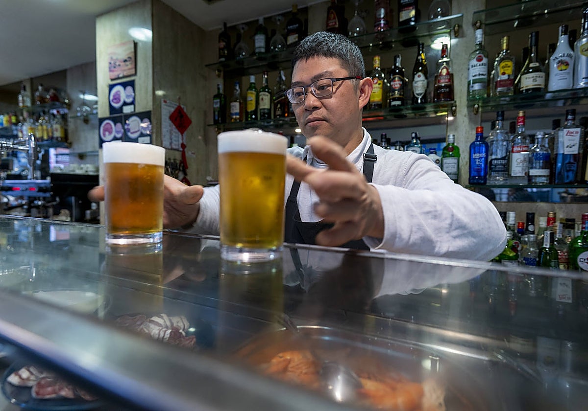 Un ciudadano chino que regenta el bar Castilla, en la avenida del Mediterráneo