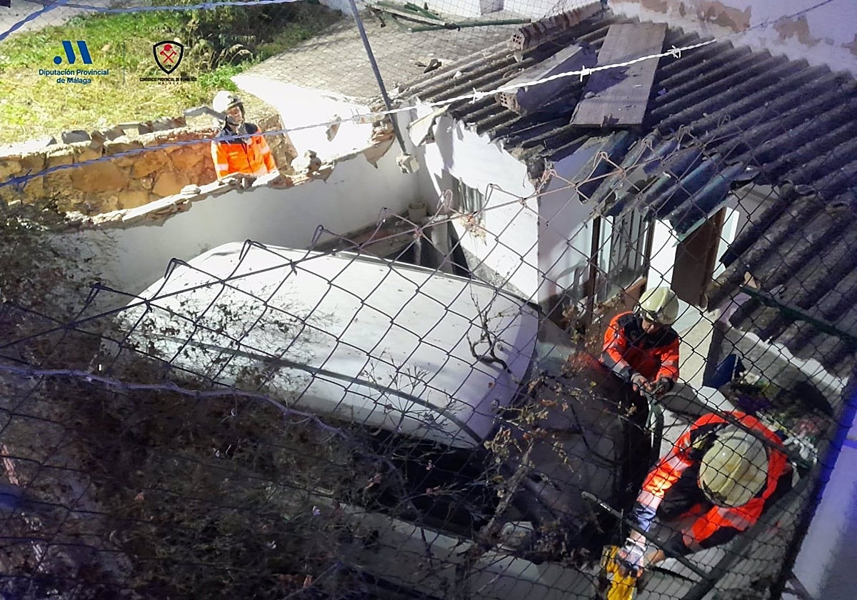 Efectivos de los bomberos del CPB en una intervención tras un accidente un accidente en Casarabonela