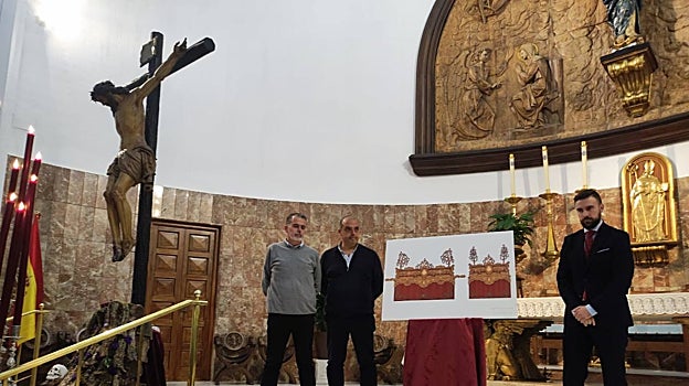 Mariano y Manuel Valverde, con el proyecto, y José Luis Díaz, junto al Cristo de la Confianza, este sábado