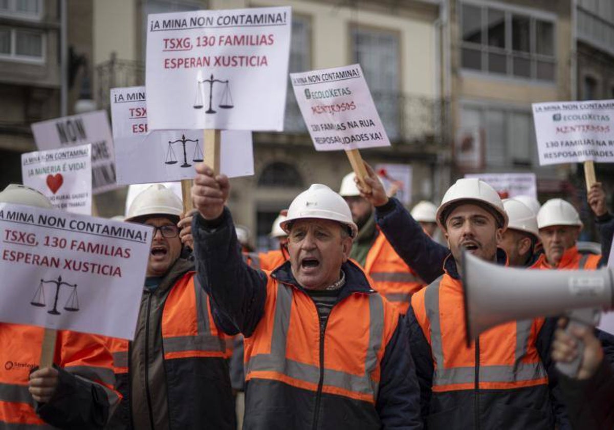 Concentración, el martes, de los trabajadores de la mina de Penouta en las calles de Viana do Bolo (Orense)