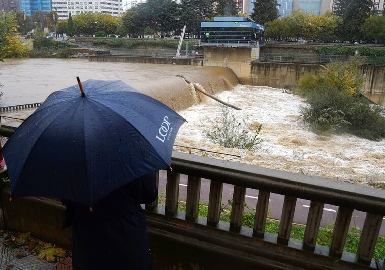 Crecida del río Bernesga a su paso por León por el temporal de viento y lluvia