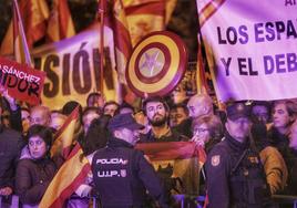 Miles de personas protestan frente a las sedes del PSOE por toda España
