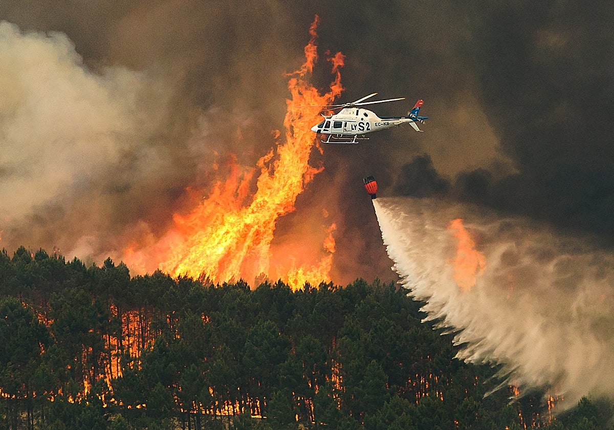 Un helicóptero interviene en un incendio en una imagen de archivo