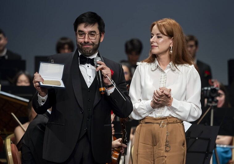 Ernesto Monsalve muestra la placa con su nombre que quedará expuesta en una butaca del Teatro Zorrilla.