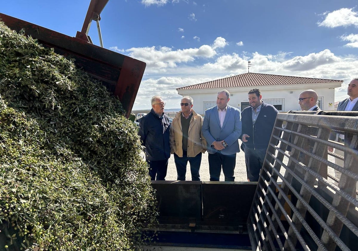 El consejero de Agricultura durante la visita la Cooperativa Ontalba en Ontur (Albacete)