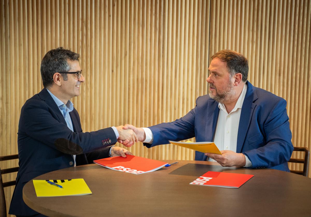 Félix Bolaños junto Oriol Junqueras tras la firma del acuerdo entre el PSOE y ERC