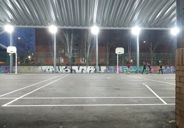 Una turba acuchilla a un joven en una cancha de Santa Eugenia