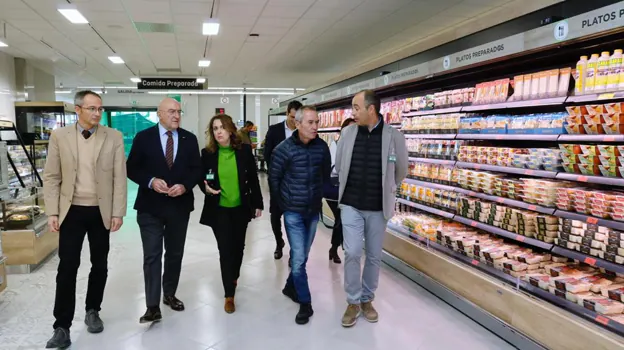 El alcalde de Valladolid, Jesús Julio Carnero, en la inauguración del nuevo supermercado Mercadona en Las Delicias