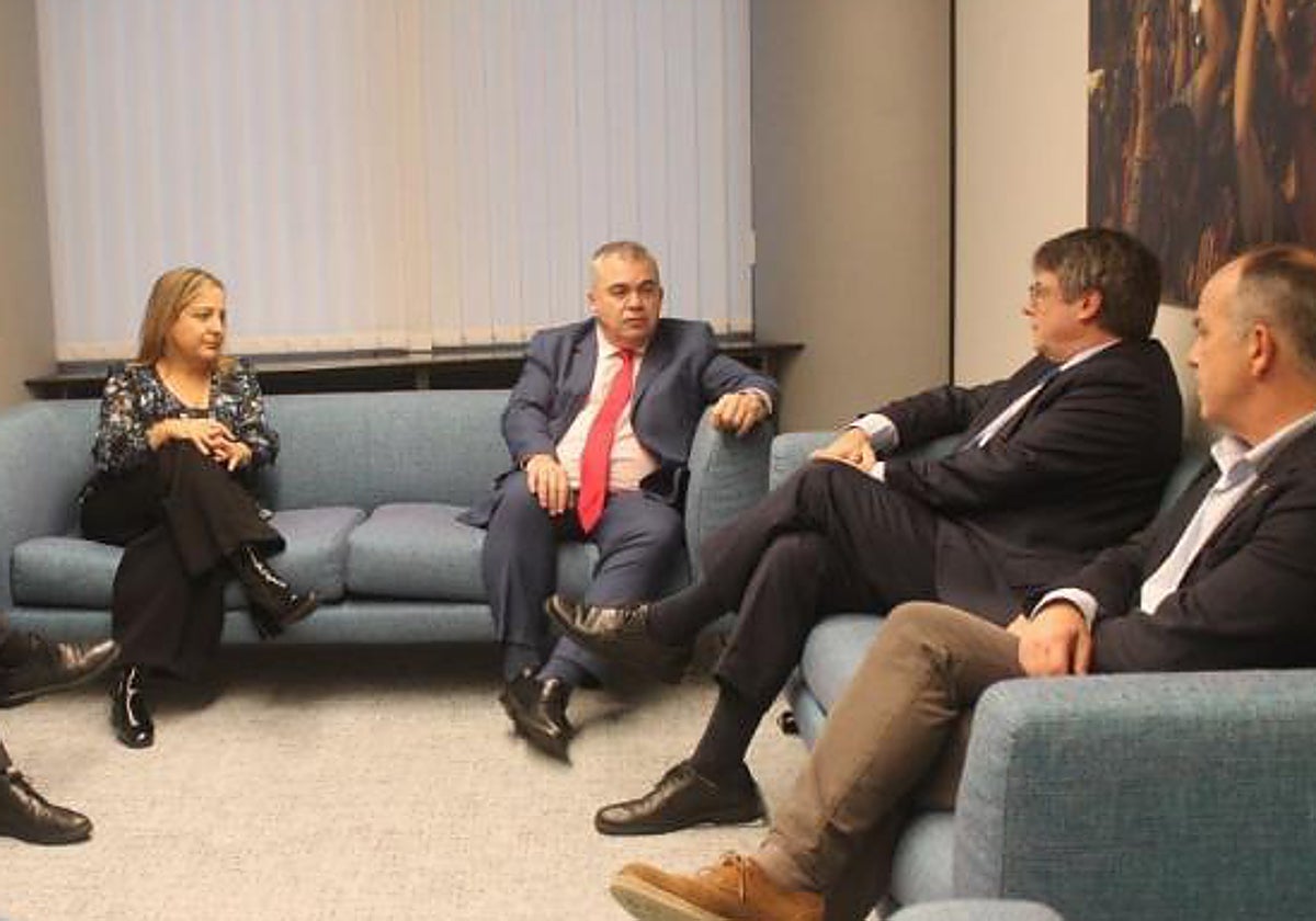 El número tres del PSOE, Santos Cerdán, junto a Carles Puigdemont la semana pasada