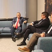 Santos Cerdán critica las manifestaciones contra el PSOE mientras negocia la amnistía con Puigdemont en Bruselas