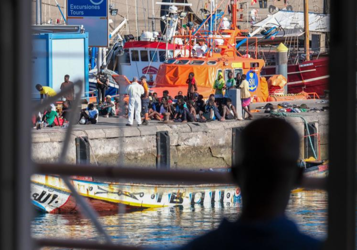 Rescate de un cayuco en el Muelle de los Cristianos, Tenerife, el 2 de noviembre