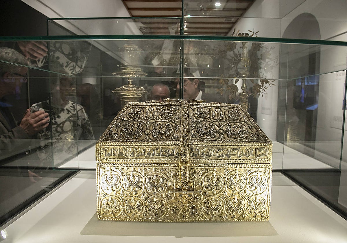 Copia de la arqueta de Hixén II, en la exposición en el Palacio de la Merced