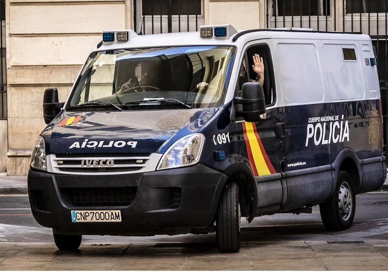 Imagen de archivo de una patrulla de la Policía Nacional tomada ante la Audiencia de Alicante