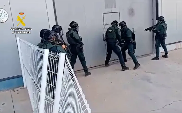 Imagen principal - Imagen de la actuación policial en la nave industrial de Almazora