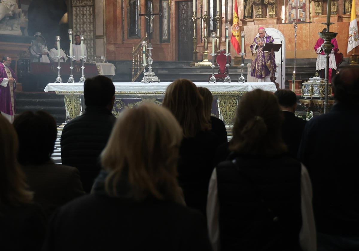 El obispo durante un momento de la misa funeral por Álvaro Prieto en la Catedral, este lunes