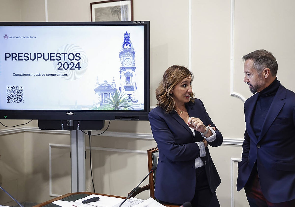 Imagen de la alcaldesa de Valencia, María José Catalá, y del segundo teniente de alcalde, Juanma Badenas, este lunes en la presentación de los presupuestos de 2024