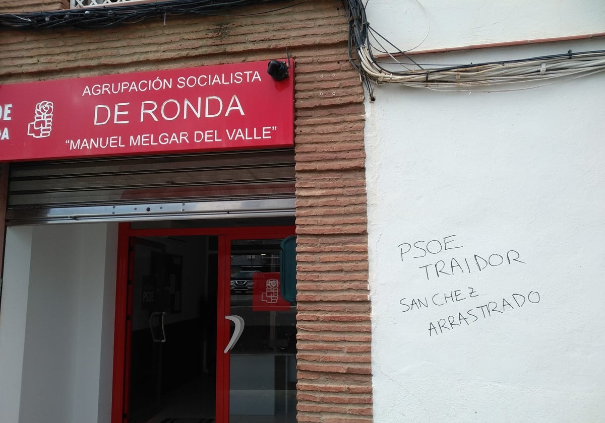 Las pintadas en la puerta de la sede del PSOE de Ronda