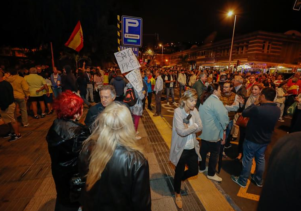Varios cientos de personas se concentraron  frente a la sede del PSOE para protestar por los pactos del presidente Sánchez