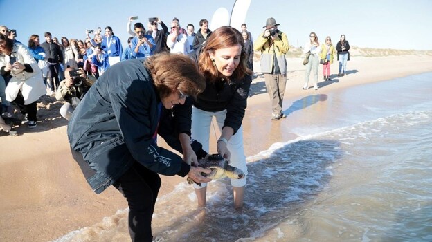 Imagen de Sylvia Earle junto a María José Catalá en el estreno de 'Hope'