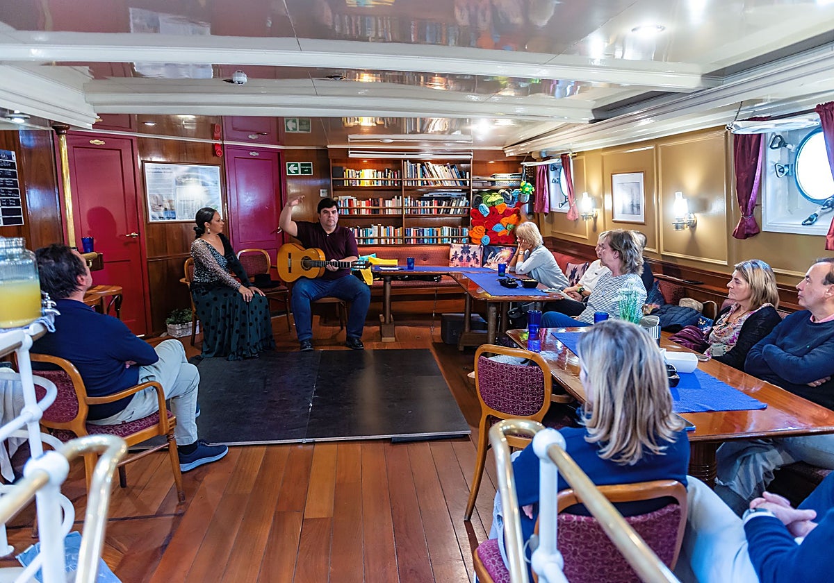 Ofelia y Ricardo, durante una de sus charlas en el barco