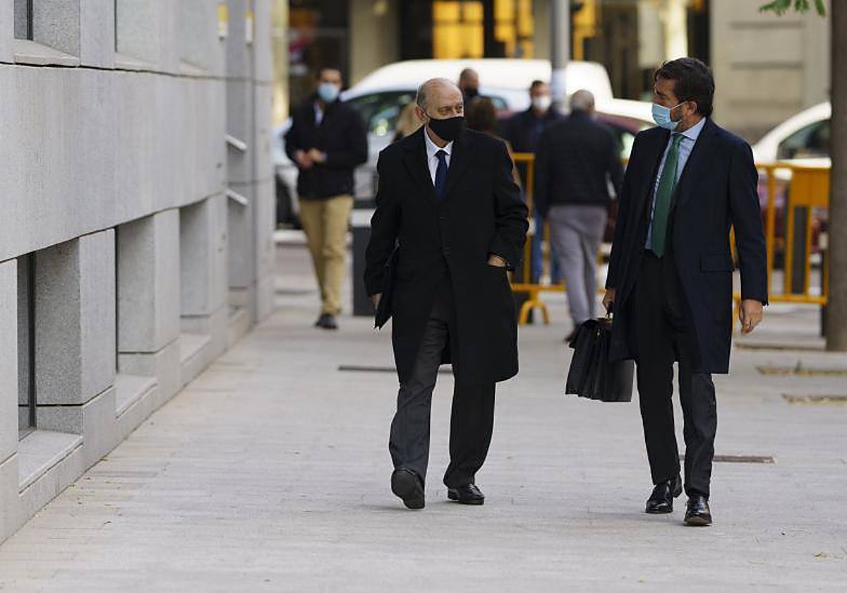 Jorge Fernández Díaz y su abogado Jesús Mandri en la Audiencia Nacional