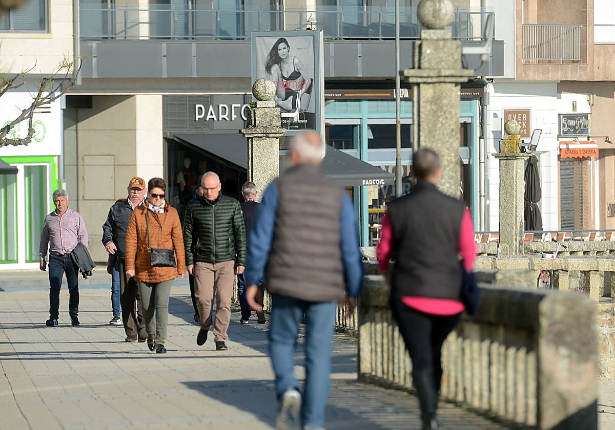 Imagen de archivo de personas paseando en Sanxenxo