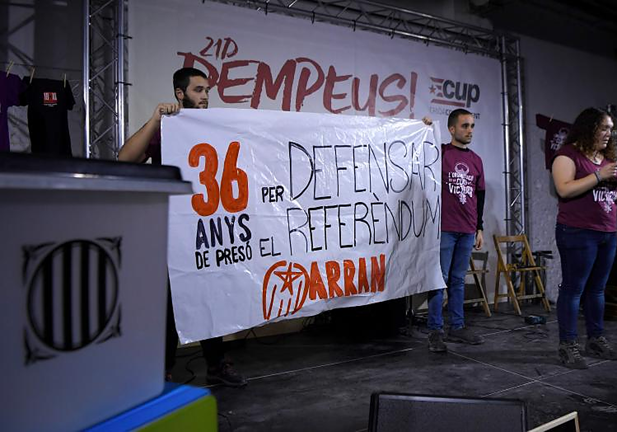 Miembros de Arran, la organización juvenil de la CUP, en diciembre de 2017, en un acto en defensa del referéndum ilegal del 1-O de aquel año