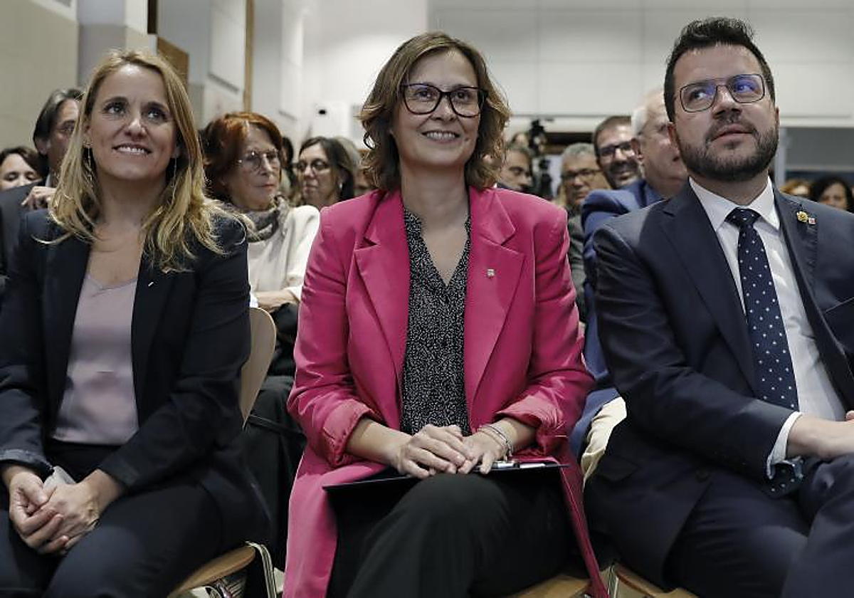 Meritxell Serret, entre la consejera de Economía, Natàlia Mas, y el presidente de la Generalitat, Pere Aragonès, en un acto celebrado este mes